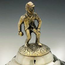 Carica l&#39;immagine nel visualizzatore di Gallery, Coppa trofeo del 1886 con coperchio a presa raffigurante il giocatore di bocce
