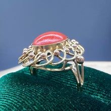 Carica l&#39;immagine nel visualizzatore di Gallery, Anello con corallo e montatura a giorno
