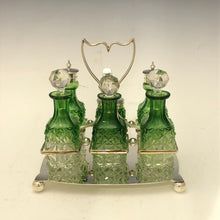 Carica l&#39;immagine nel visualizzatore di Gallery, Rara oliera in Sheffield plate a sei boccette in cristallo sfumate verdi
