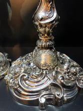 Carica l&#39;immagine nel visualizzatore di Gallery, Coppia di candelieri inglesi in argento in stile rococó realizzati a Londra nel 1884
