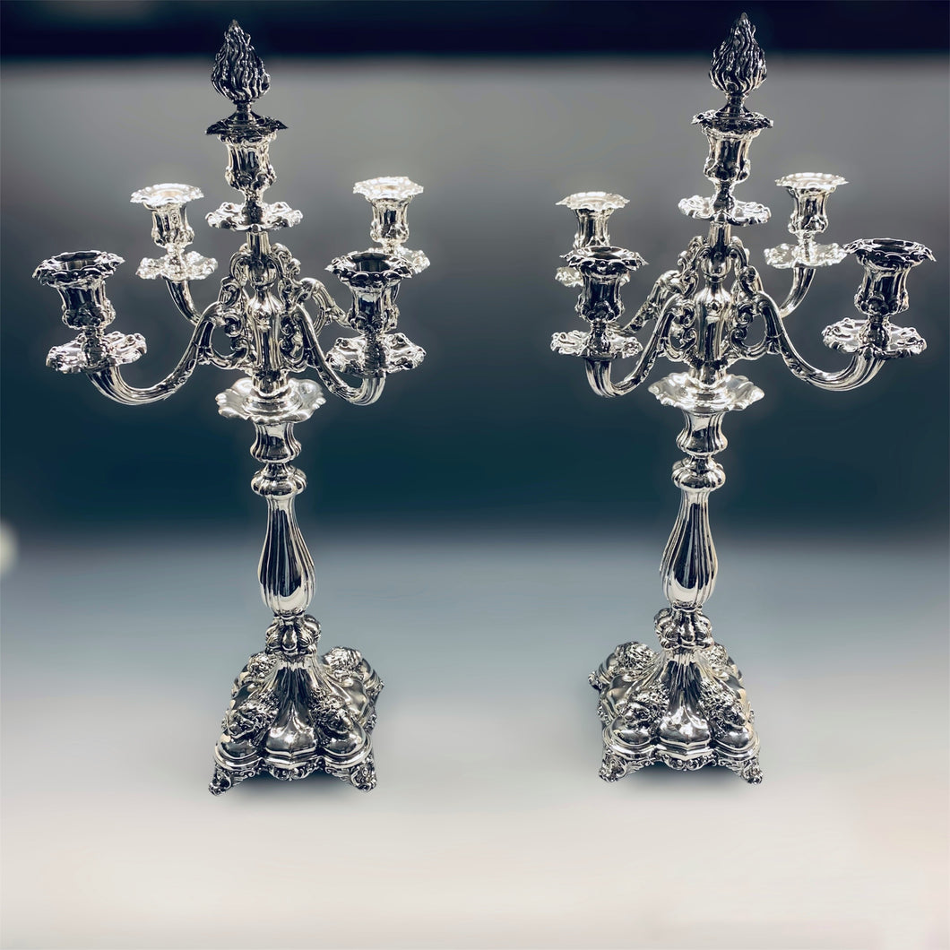 Imponente coppia di candelabri che n argento sbalzato. Italia c. 1880