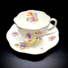 Carica l&#39;immagine nel visualizzatore di Gallery, Tazza da tè Royal Doulton entro il 1902
